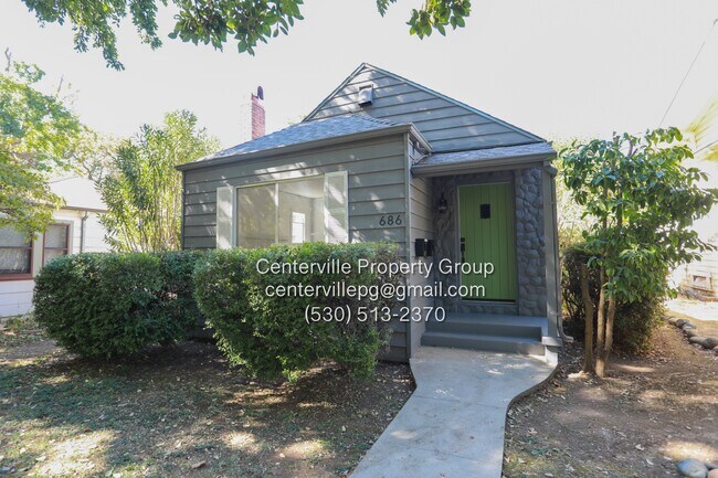 Building Photo - 686 E 7th St