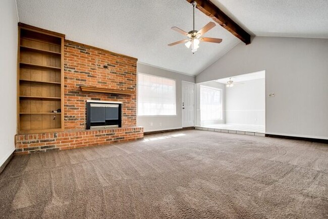 Building Photo - No App Fee. $500 Off 1st Months Rent with ...