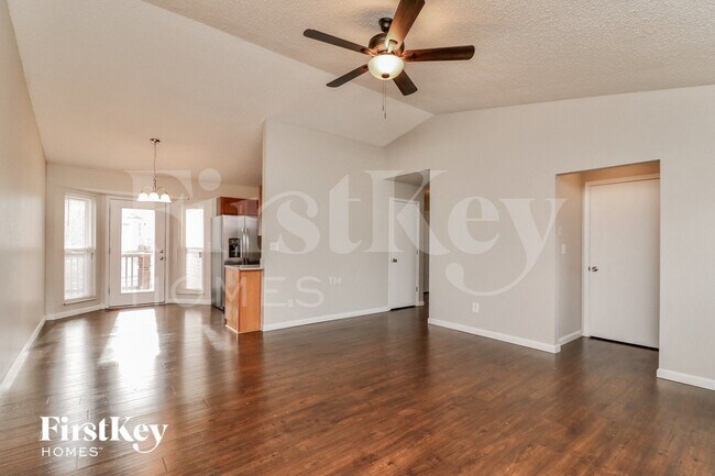 Foto del edificio - 3114 5 Oaks Dr