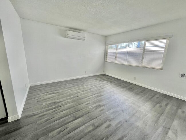 Building Photo - Small