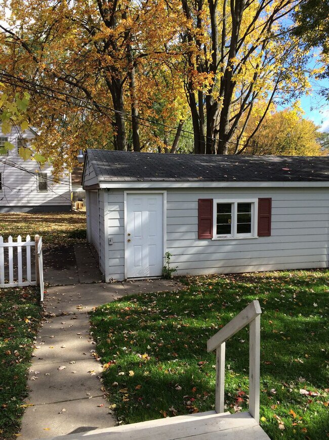 Building Photo - Great 2 bdrm w/ 3 car garage