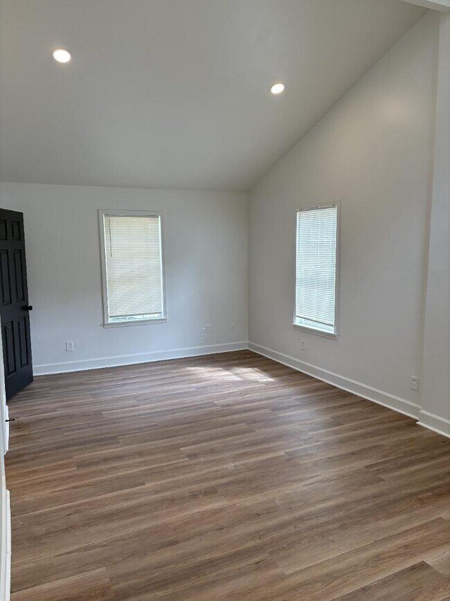 Building Photo - 390 Cologne Dr SE