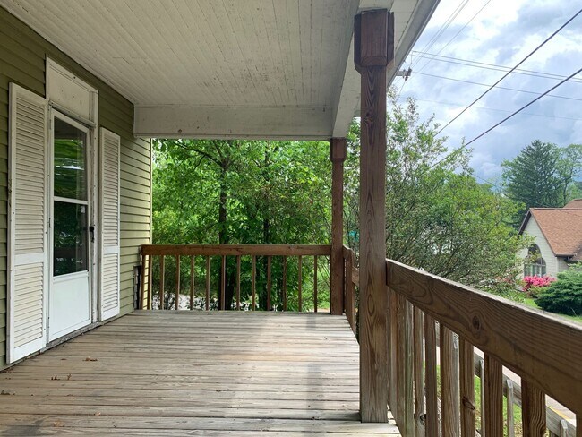 Building Photo - Large House in Wiles Hills - Available 6/4...