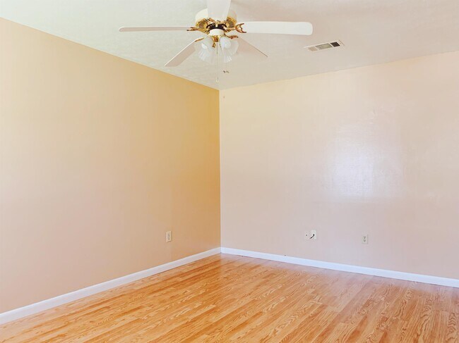 Building Photo - 2624 Ridgeway Dr