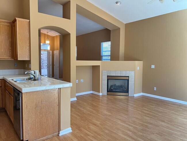 Building Photo - Four Bedroom Two Bathroom Home in Folsom