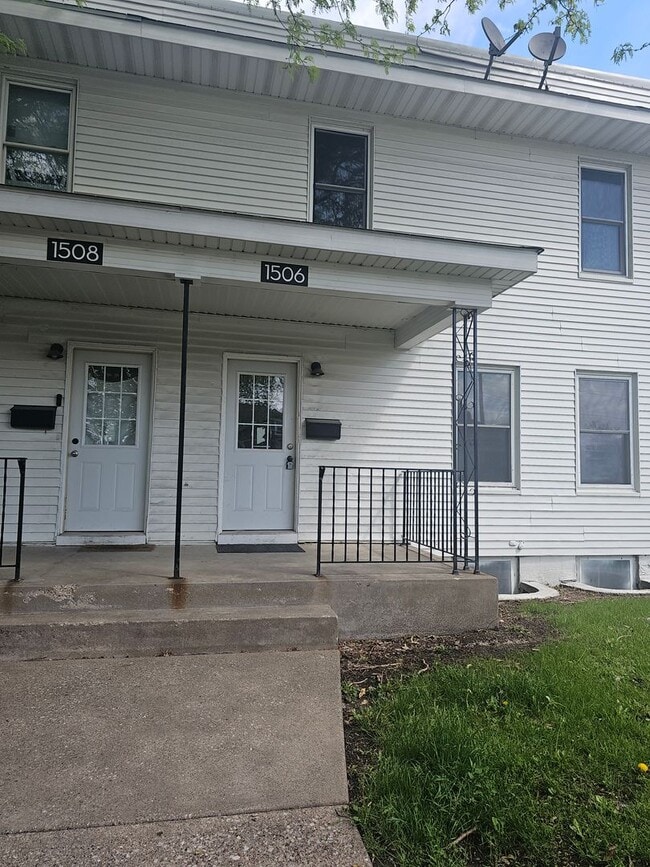 Building Photo - 1502 W Pleasant St