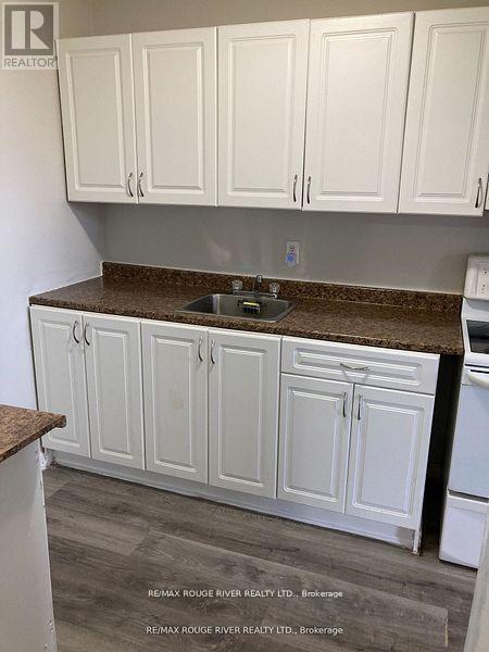 Building Photo - 560 Bloor St E