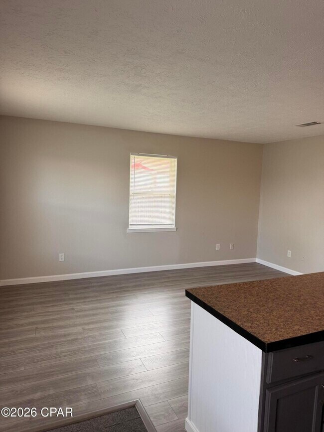 Foto del edificio - 6218 Hilltop Ave