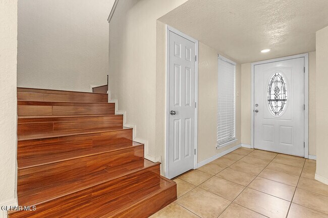 Building Photo - 150 Silver Shadow Dr