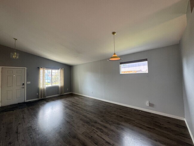 Building Photo - Beautiful One Story House - 3 bed in Spanaway!