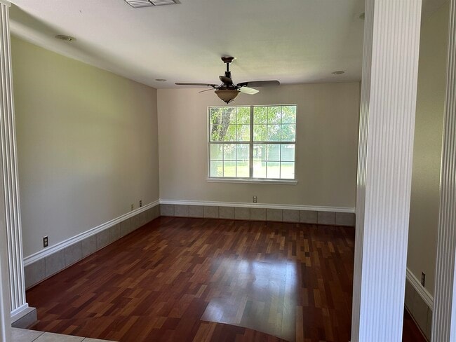 Building Photo - 223 Oriole Ln