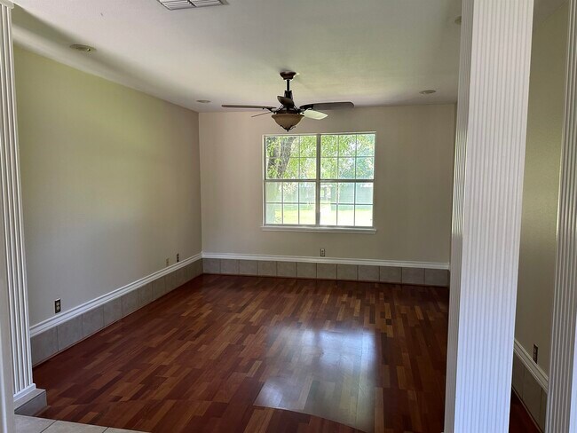 Foto del edificio - 223 Oriole Ln