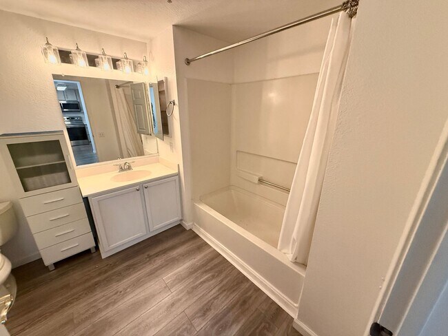Foto del edificio - Secure Downtown Oakland 2 BR,2 BA with Garage Parking, EV Charging