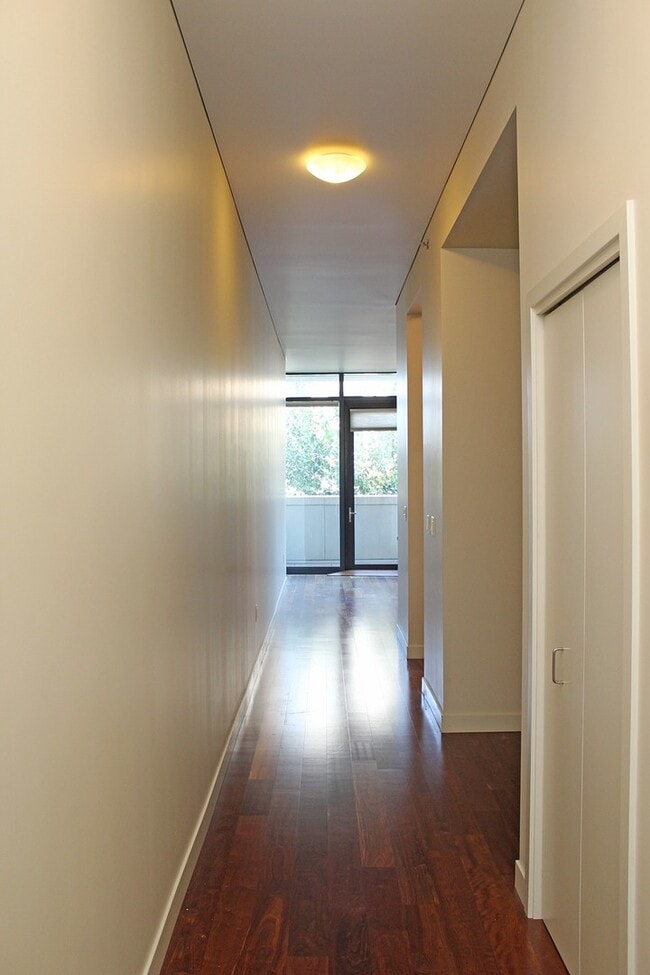 Building Photo - 922 NW 11th Ave