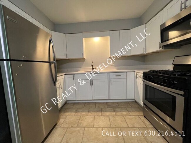 Building Photo - ***WESTMONT / LARGE 1 BEDROOM / HEAT INCLU...