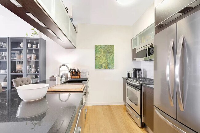 Foto del edificio - Welcome to this light-filled, spacious one...