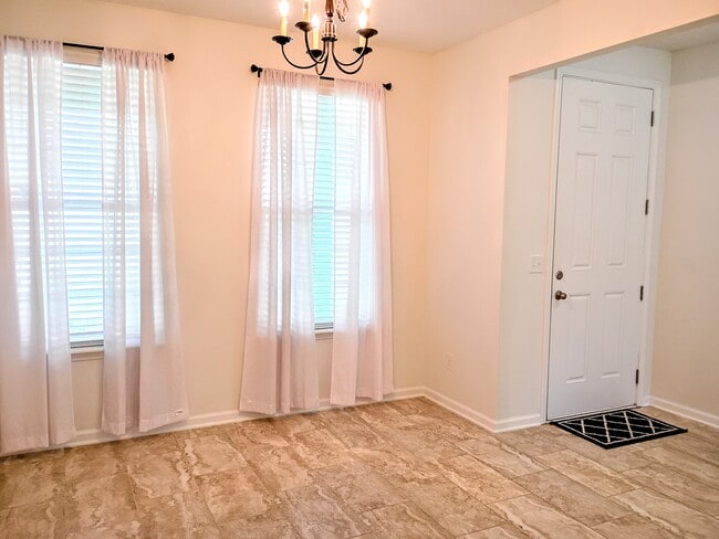 Foto del edificio - 112 Goldenrod Lake Dr