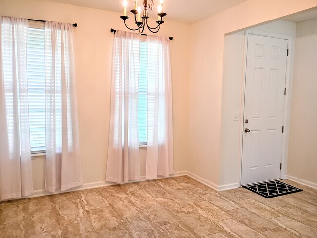 Foto del edificio - 112 Goldenrod Lake Dr