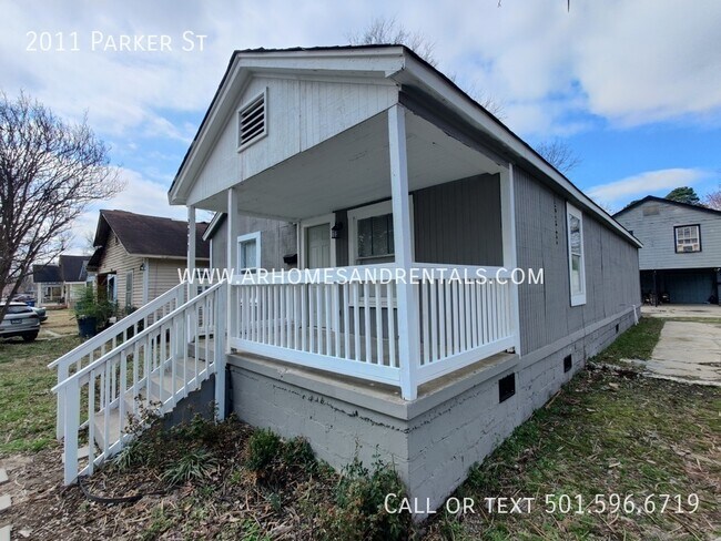 Foto del edificio - 2011 Parker St | $1095 | 3 beds, 1 full bath