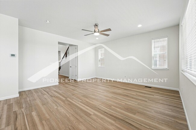 Foto del edificio - Spacious Home with Washer/Dryer and Centra...