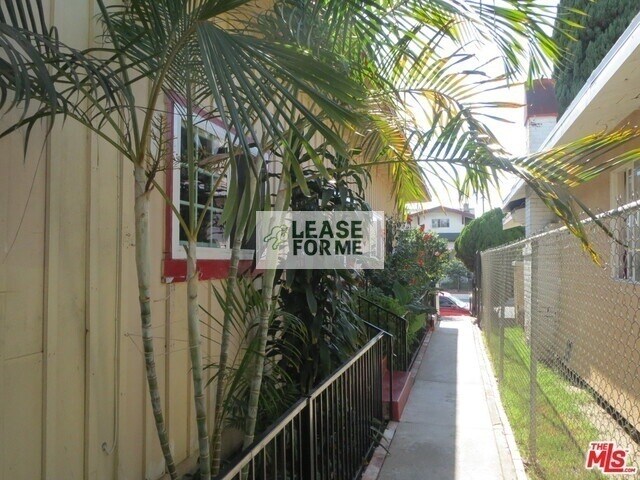 Foto del edificio - 6124 Middleton St