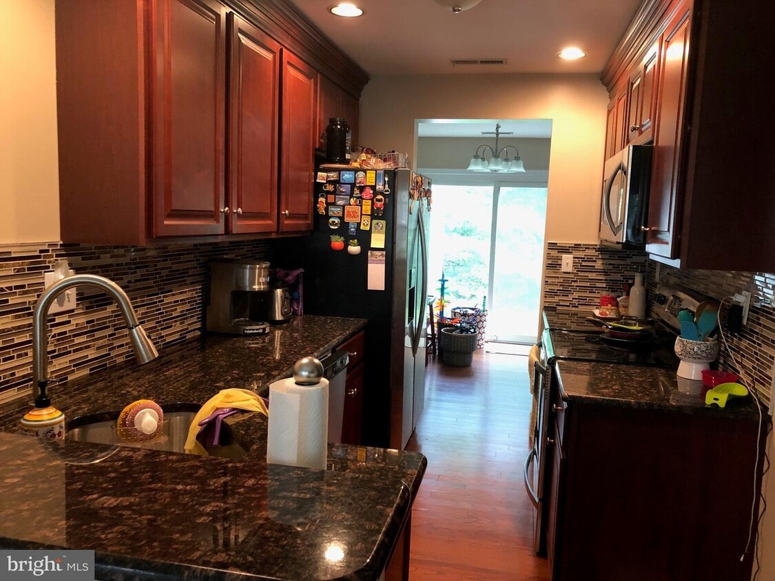 Primary Photo - 293 Stanton Ct