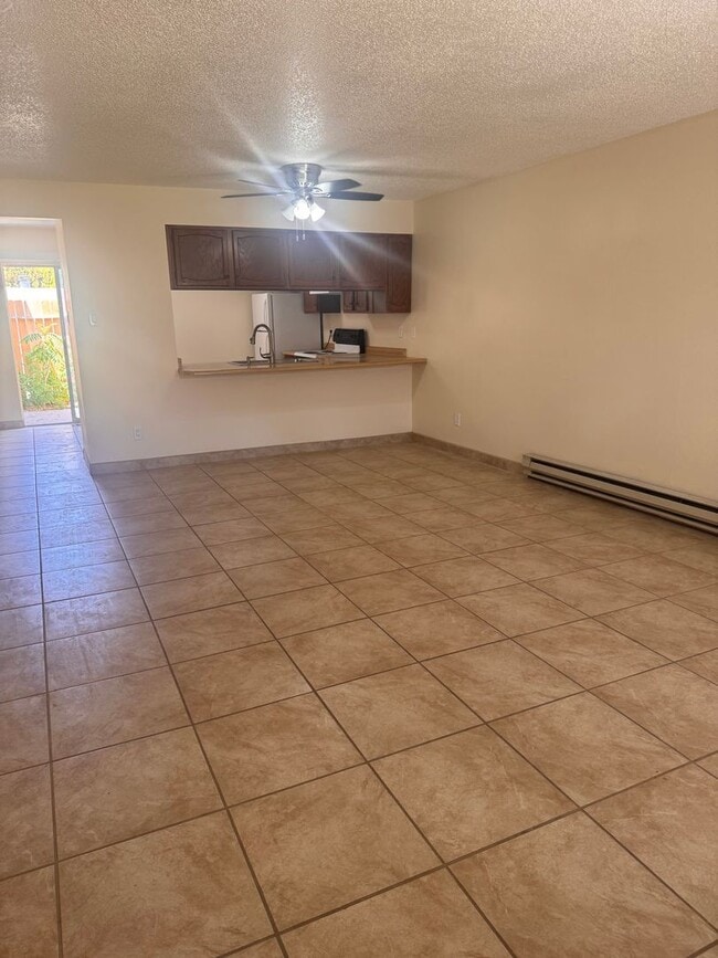 Building Photo - Cute Condo near University