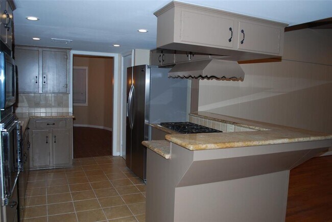 Building Photo - 1702 Maux Dr