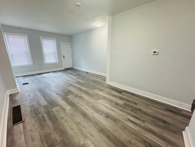 Building Photo - Remodeled 3bd/1 House with Rear yard!! SEC...
