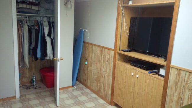 bedroom 1 of 3 pic 2 - 206 York Hill Blvd