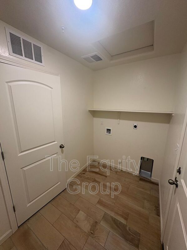 Foto del edificio - 2142 E Oak Ave