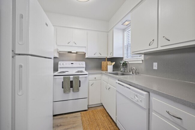 Building Photo - Downstairs 2 Bedroom! Keyless Entry! ADT A...