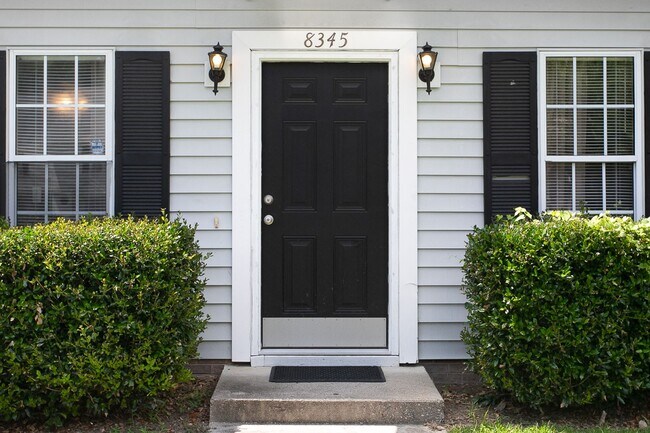 Building Photo - Available 8/10 - Adorable 3 Bed, 2 Bath Ho...