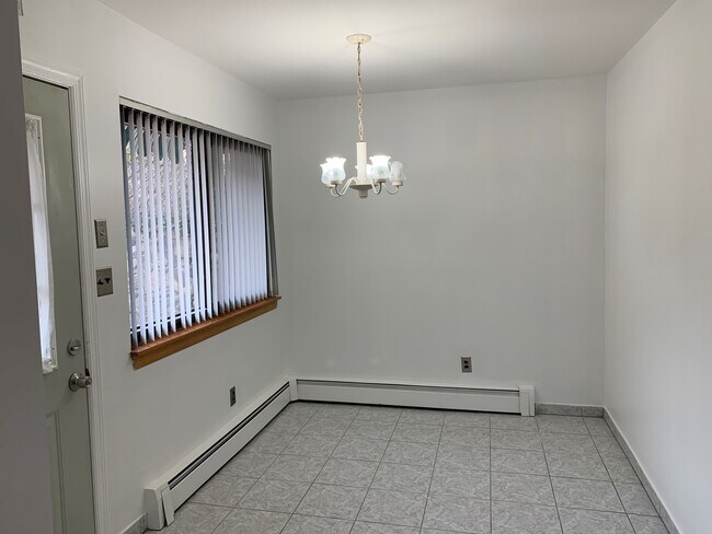 Building Photo - 33 Hickory Rd