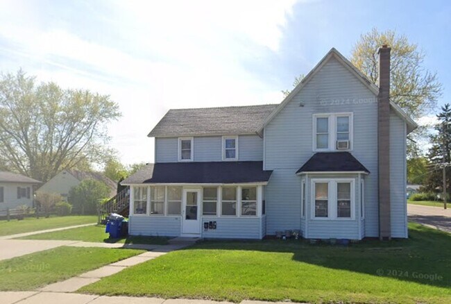Building Photo - 1 Bedroom- Main floor- Black River Falls