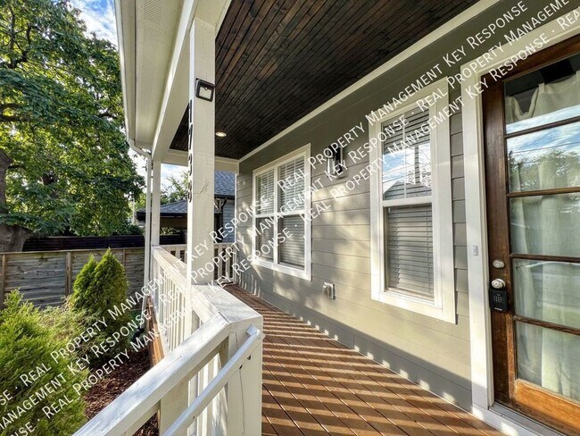 Building Photo - Beautiful 3 bedroom 2.5 bath home in Bucha...