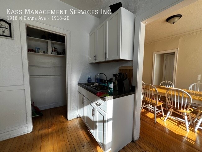 Foto del edificio - 1918 N Drake Ave