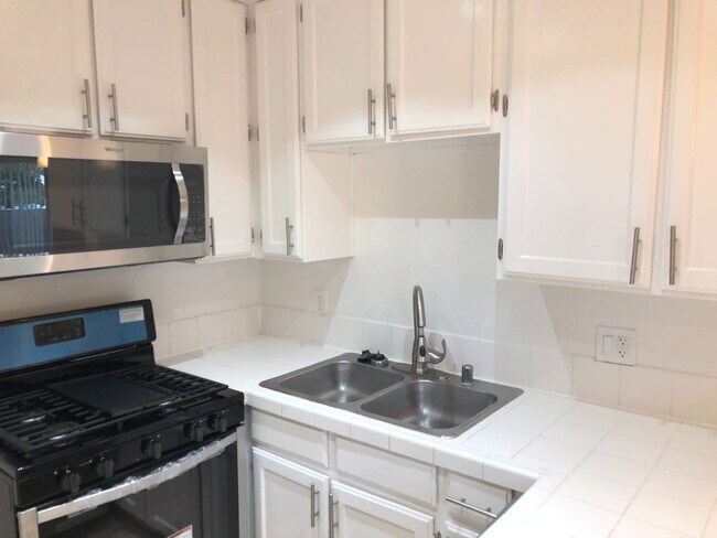 Foto del edificio - 3042 Livonia Ave