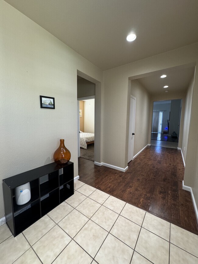 Building Photo - 5548 Ravine Ct