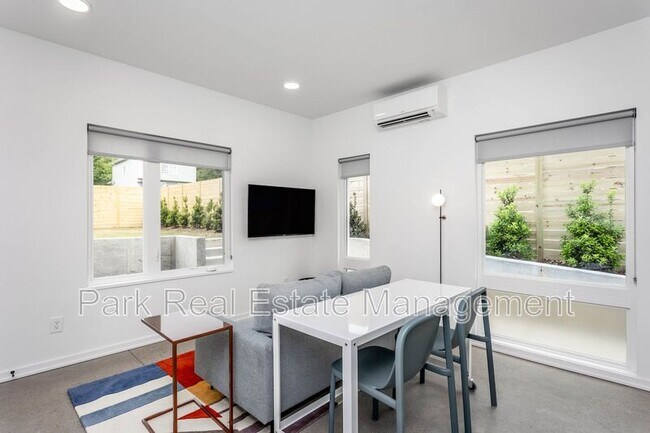 Building Photo - 323 S East St