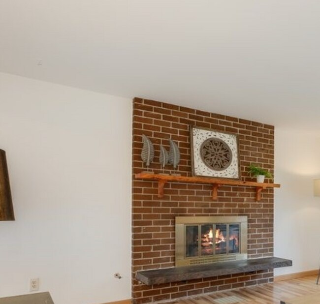 Foto del edificio - Beautifully Updated 4BR Split-Level Home i...