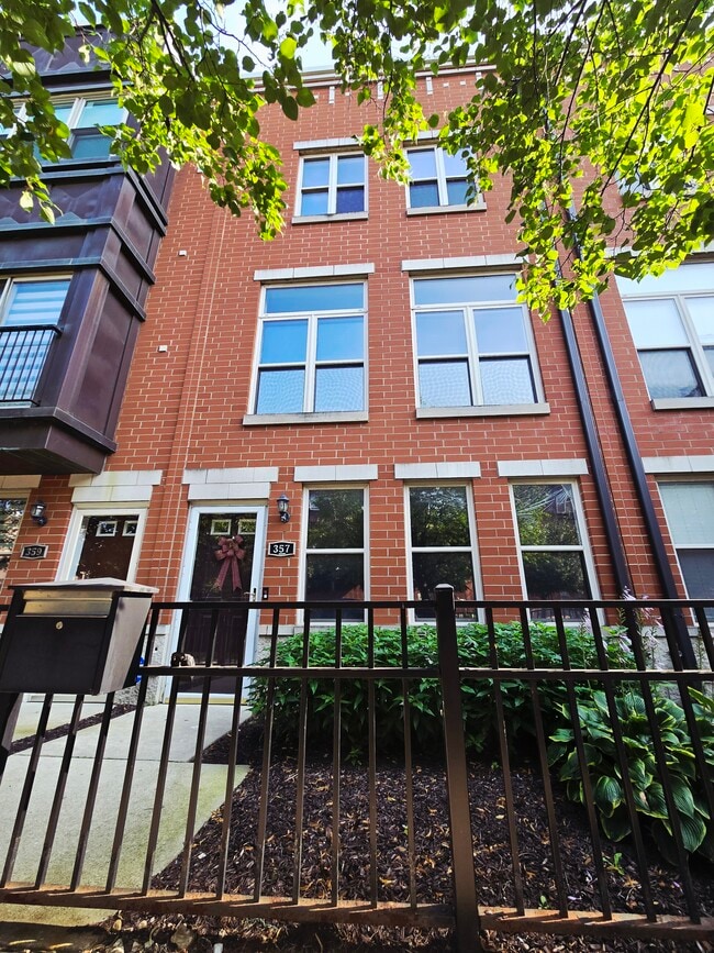 Building Photo - 357 E Eastgate Pl