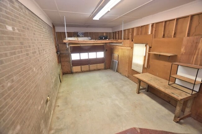 Building Photo - 1629 Bridgedale Dr