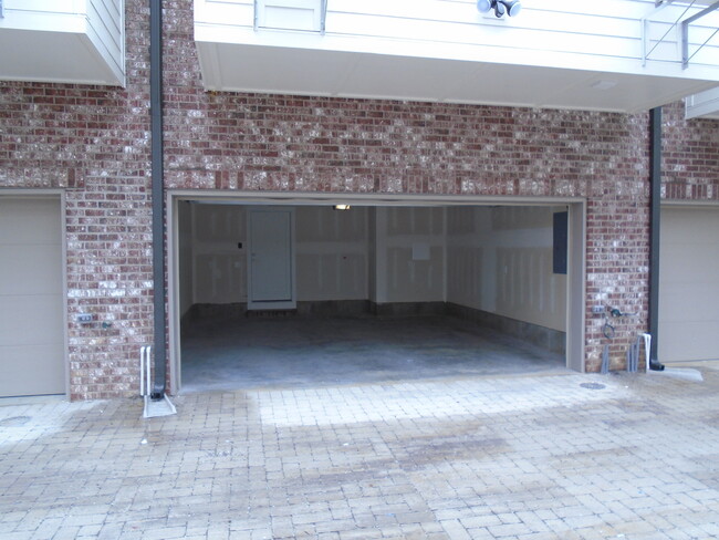 Foto del edificio - 3 bed/3 bath Townhome w/ 2 Car Garage