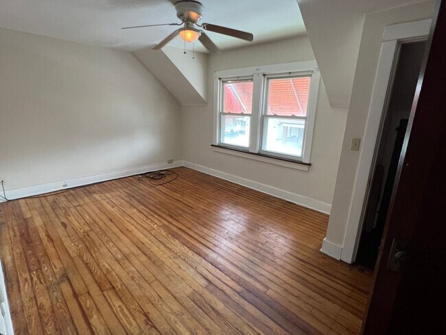Building Photo - Amazing 3 bedrooms 1.5 bathrooms