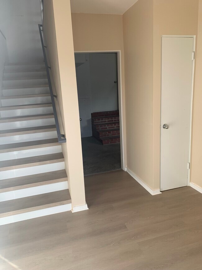 Entrada y puerta al garaje y al trastero del sótano - 3520 Pansy Dr