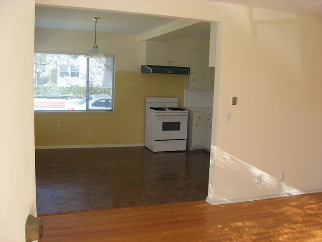 Building Photo - 1802 Oak St