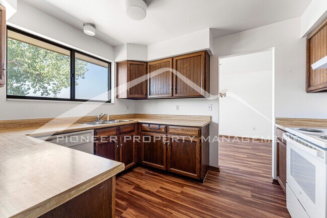 Foto del edificio - Spacious Home with Fenced Yard and Washer/...