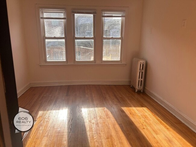 Building Photo - Spacious updated 6 Corners Apartments!