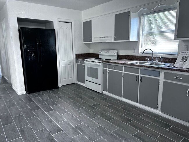 Building Photo - 609 Saratoga Ave